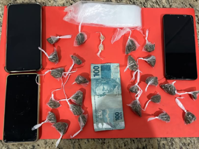 Dois suspeitos de tráfico são presos com crack e maconha em Apiacá