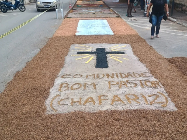 Tradição dos tapetes de Corpus Christi mobiliza fiéis em Mimoso do Sul mesmo sob chuva