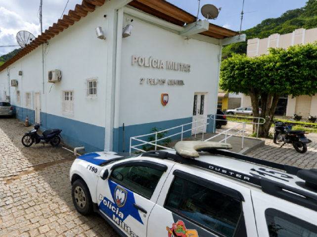Homem embriagado invade unidade da PM, tenta agredir policial e é preso em Muqui